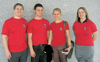 Hans Jacob Westbye, Erlend Str&oslash;nen, Cecilie Blakstad og Ragnhild &Oslash;ydna St&oslash;en var sv&aelig;rt forn&oslash;yd med T-skjortesalget. Foto&hellip;