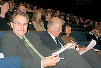 Carl I. Hagen vil at enkelte deler av helsetjenesten skal finansieres p&aring; annen m&aring;te enn gjennom stykkpris, mens Olav Gunnar&hellip;