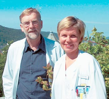 Einar Svarstad og Solveig S&aelig;ta, foreningens leder og sekret&aelig;r, nyter godv&aelig;ret i Bergen