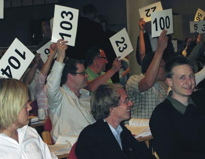 God stemning i salen under stemmegivingen. Foto Lise B. Johannessen