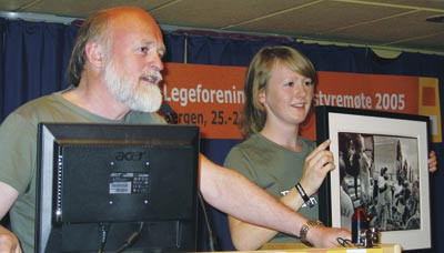 Det var stor giverglede da auksjonarius Gunnar Ramstad auksjonerte bort Rune Erakers bilder. Foto Lise B. Johannessen