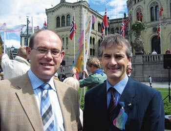 Hans Kristian Bakke, Legeforeningens president og Jonas Gahr St&oslash;re, generalsekret&aelig;r i Norges R&oslash;de Kors er for et&hellip;