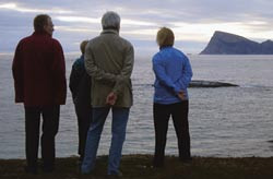 Praksiskonsulentene skuer etter midnattsolen. Foto Anton Gi&aelig;ver