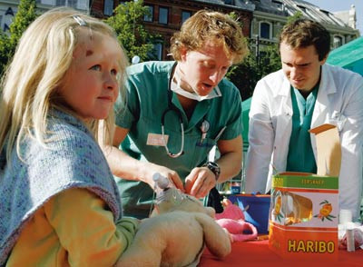 En betenkt bamsemamma h&aring;per kosedyret er i trygge hender hos bamselegen. Foto Tormod Bjartveit Kr&uuml;ger