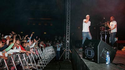 Medisinstudentene arrangerte stor konsert p&aring; R&aring;dhusplassen i Oslo til inntekt for AIDS-forebygging i Afrika. Her med&hellip;