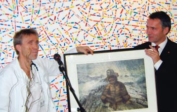 Leif Brunvand overrakte prisen til Jens Stoltenberg sammen med oppfordringen om &aring; bruke mulighetene og ikke glemme barna&hellip;