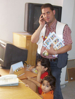 Dr. Khalil Abu Foul er leder for katastrofeenheten til R&oslash;de Halvm&aring;ne. Dagliglivet m&aring; g&aring; sin gang under okkupasjon og krig i&hellip;