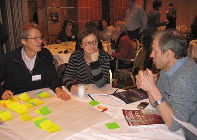 Ressursgruppen brukte en s&aring;kalt kaf&eacute;dialog for &aring; f&aring; innspill. Her diskuterer fra v. Morten Laudal, Norsk forening for&hellip;