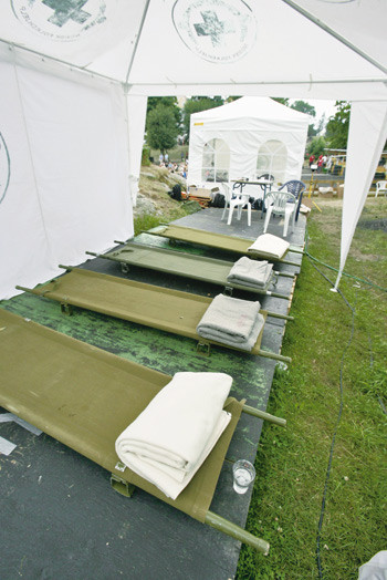 Rock jargon: The stretcher site &laquo;Medical chill out&raquo; behind the sanitary tent at main station 1. Both photos Tor Erik Schr&oslash;de