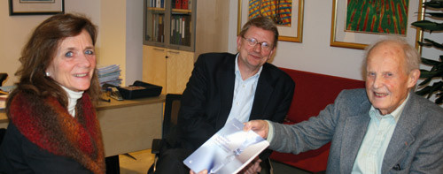 Peter F. Hjort ga restopplaget av sin bok til president Torunn Janbu og generalsekret&aelig;r Geir Riise. Foto Lisbet T. Kongsvik