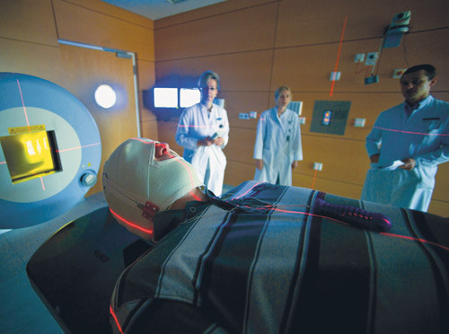 I Sverige er det bestemt at det skal bygges et senter for protonbehandling i Uppsala. Her en pasient som f&aring;r&hellip;