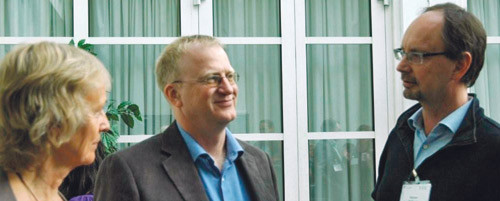 Trond Egil Hansen (i midten) i samtale med landsr&aring;dsdelegater. Foto Ellen Juul Andersen