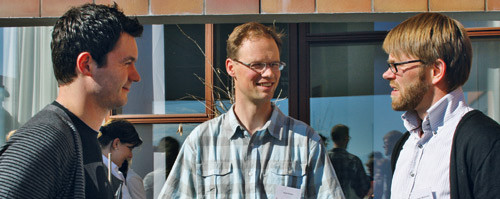 Diskusjonen fortsatte i pausene. Foto Lise B. Johannessen