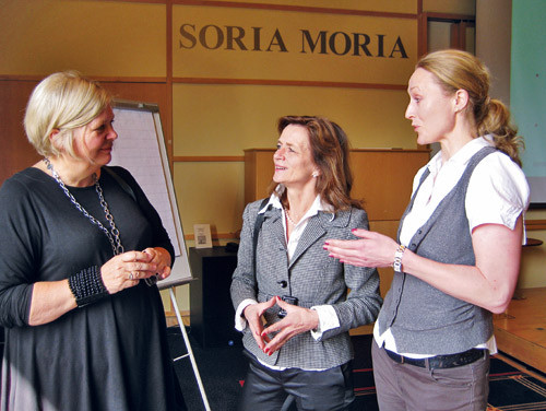 Ingeborg Moen Borgerud (t.v.) i samtale med Torunn Janbu og Hege Gjessing. Foto Ellen Juul Andersen