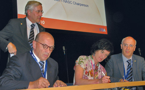 Leder for the National Societies Committee, Hugo van Aken (f.v.), Jannicke Mellin-Olsen, president i anestesiologiseksjonen&hellip;