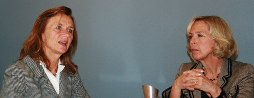 Torunn Janbu og Anne-Grete Str&oslash;m-Erichsen diskuterte ansettelsesforholdene i helseforetakene. Foto Herborg Bryn