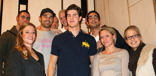 Marte Alsos S&oslash;rensen (t.v.) sammen med et knippe forn&oslash;yde medisinstudenter i Budapest. Foto Lisbet T. Kongsvik