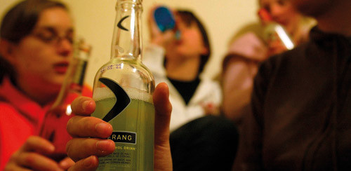 Unders&oslash;kelser viser at ungdom f&aring;r kj&oslash;pt alkohol selv om de er under 18 &aring;r. Illustrasjonsfoto Colourbox