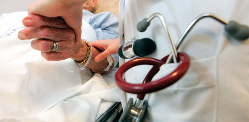 Fremtidens helsetjeneste skal gi trygghet for alle. Illustrasjonsfoto Colourbox