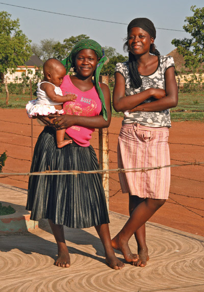 Befolkningen m&aring; betraktes som en del av helsesystemet. Jentene p&aring; bildet er fra Limpopo, S&oslash;r-Afrika, der kvinnenettverket&hellip;