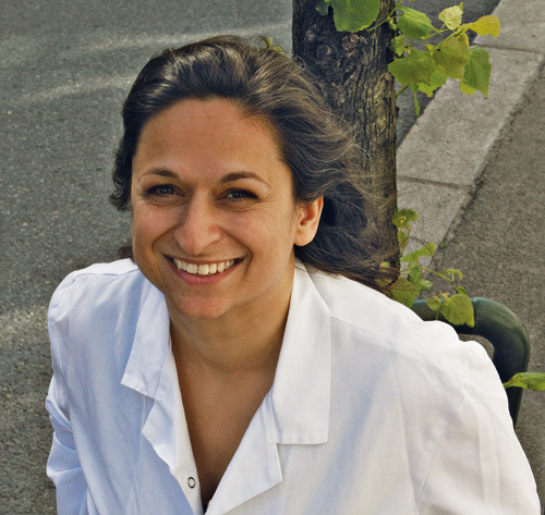 Maria Gjerpe har tatt p&aring; seg legefrakken igjen. Foto Einar Nilsen