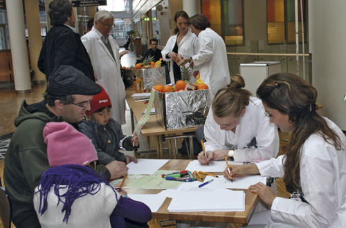 Tegneglade barn og medisinstudenter tegner en doktor. I bakgrunnen fra v. Ivar Haagaas, Birgitte Seip og Vivvi Bj&oslash;rn&oslash;. Foto&hellip;