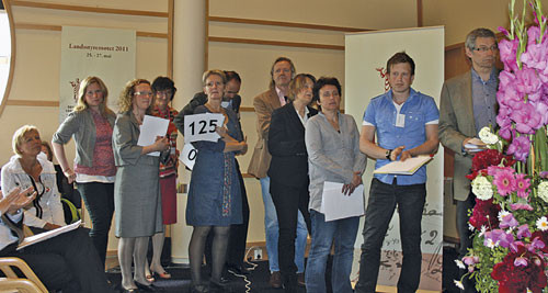Landsstyredelegater i k&oslash; for &aring; debattere. Foto Lise B. Johannessen