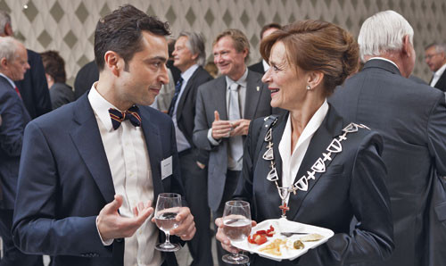 Etter &aring;pningen var det tapaslunsj i Operaens foaj&eacute;. Her er Torunn Janbu i samtale med Ramin Parsa-Parsi fra Den tyske&hellip;