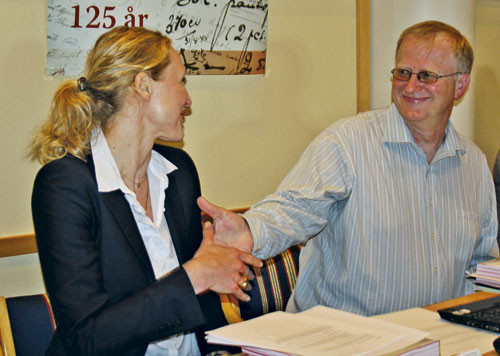 Gratulerer og takk for kampen! Trond Egil Hansen gratulerer Hege Gjessing. Foto Lise B. Johannessen