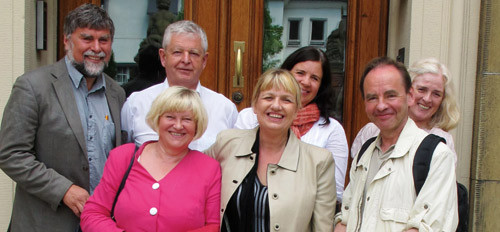 Samling utenfor Domus Medica, DADLs flotte hovedkvarter. Foran fra v. Kirsti Pakkala (Finland) Bernadette Guldager (Danmark,&hellip;