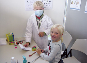 &ndash; Hva st&aring;r det p&aring; resepten? Foto Lise B. Johannessen