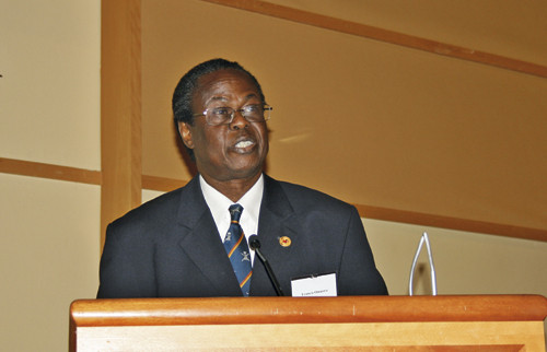 &ndash; Vi tar ikke v&aring;rt ansvar som helsepersonell alvorlig nok, sa Francis Omaswa. Foto Lise B. Johannessen