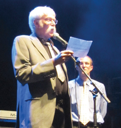 Knut Skyberg og Dan Schwarz (t.h.) introduserte Hollies-konsertene. Foto E A Ween Skyberg.