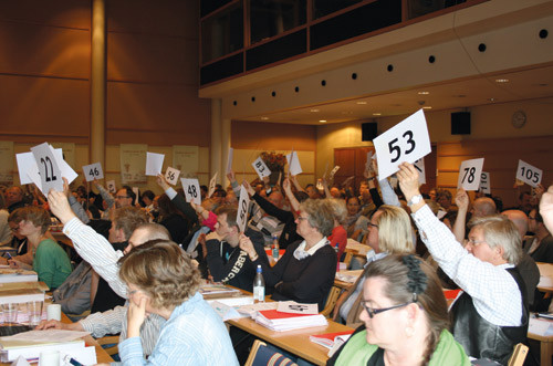Det var stor aktivitet blant delegatene p&aring; landsstyrem&oslash;tet 2011. Foto Lise B. Johannessen