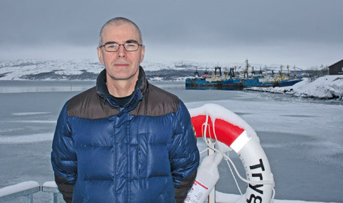 Jostein T&oslash;rstad trygt plassert med en livb&oslash;ye ved sin side. I bakgrunnen skimtes et knippe russiske fisketr&aring;lere. Foto&hellip;