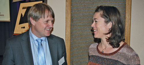 Jon Helle benyttet pausen til &aring; diskutere ledelse med Kristin Skogen Lund. Foto Lisbet T. Kongsvik