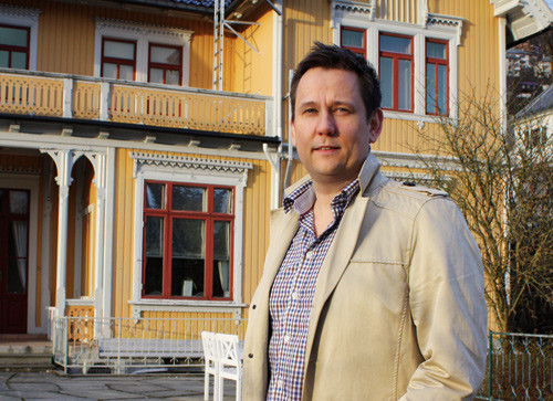 Eivind Solheim foran Legenes hus p&aring; Kalfarveien. Foto privat