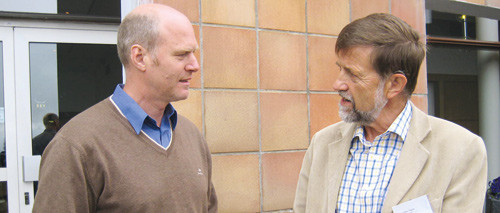 Bj&oslash;rn J&oslash;rgensen i spesialitetskomiteen i indremedisin og Terje Vigen i samtale om attestasjoner. Foto: Ellen Juul Andersen