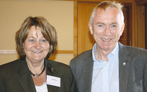 Cecilie Ris&oslash;e i sentralstyret og August Bakke presenterte forskningsrapporten. Foto Ellen Juul Andersen