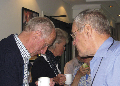 Engasjerte samtaler. Foto Lise B. Johannessen