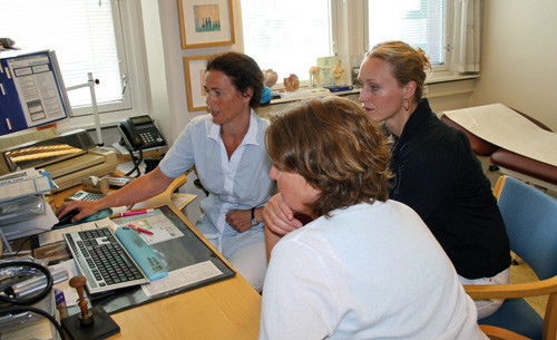 Hanne Undlien demonstrerer det nye statistikkverkt&oslash;yet for arbeidsminister Hanne Bjurstr&oslash;m og Legeforeningens president Hege&hellip;