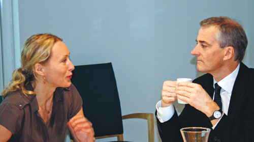 Hege Gjessing og Jonas Gahr St&oslash;re hadde en god dialog om sykehus. Foto Lise B. Johannessen