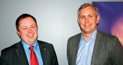 Statssekret&aelig;r Robin K&aring;ss (t.v.) og Ylfs leder Johan Torgersen diskuterte legers ytringsfrihet. Foto Lisbet T. Kongsvik