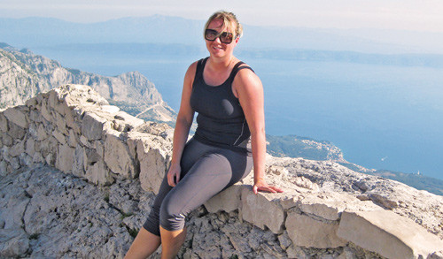 Daniela Melichova, nyvalgt leder i Aust-Agder legeforening, liker &aring; drive med fysisk aktivitet. Foto privat