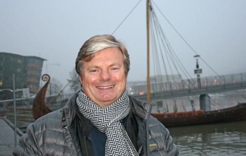 Tom Ole &Oslash;ren er ekte T&oslash;nsberggutt. Her foran kopien av Oseberg-skipet. Foto Lise B. Johannessen