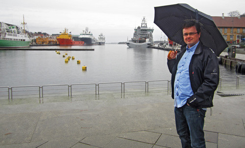 Jan Robert Johannessen trives ved sj&oslash;en. Her st&aring;r han p&aring; torget i Stavanger. Foto Stein Runar &Oslash;stigaard