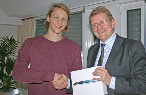 &ndash; En veldig hyggelig overraskelse og en uventet gave. Petter Bugge Askeland mottar en iPad i velkomstgave fra&hellip;