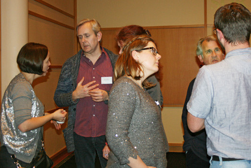 Temaet skapte engasjement og samtalen gikk livlig i pausene. Johan Torgersen nr. to fra venstre. Foto Lise B. Johannessen