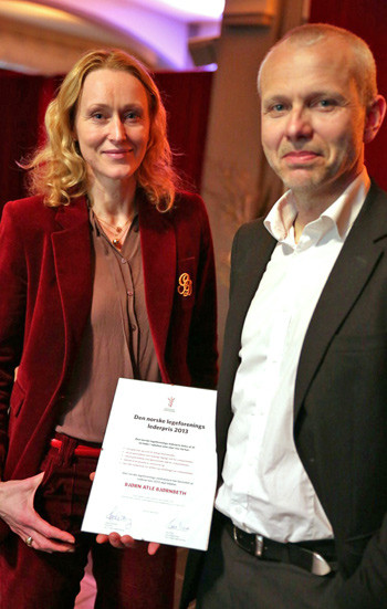 Hege Gjessing gratulerer Bj&oslash;rn Atle Bj&oslash;rnbeth med Legeforeningens lederpris 2013. Foto Legeforeningen