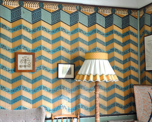 The picture shows the wallpaper at Austistua farm as it appears today. Photo: Dag Brekke